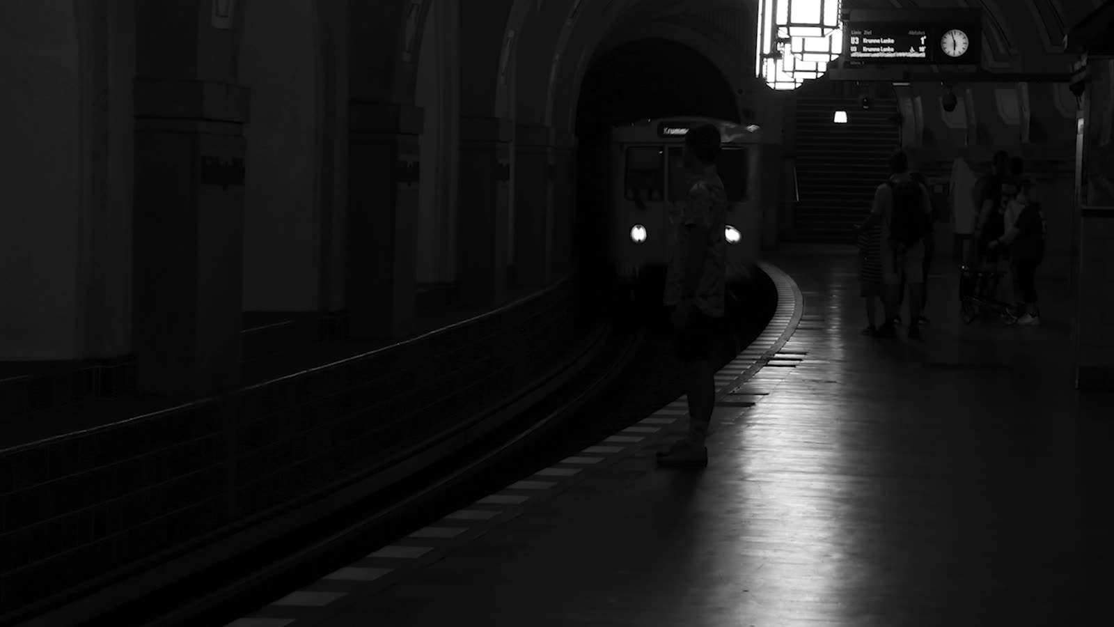 Standbild aus „Grau“