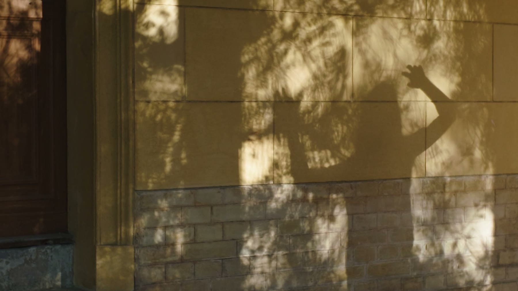 Shadow figure on a plastered wall — still from „Traum“